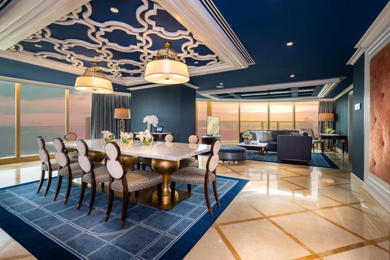Hotel Okada Manila à Pasay Extérieur photo The interior of a suite at The St Regis
