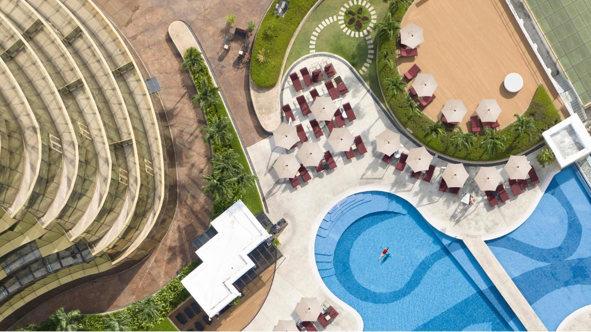 Hotel Okada Manila à Pasay Extérieur photo Aerial view of the pool