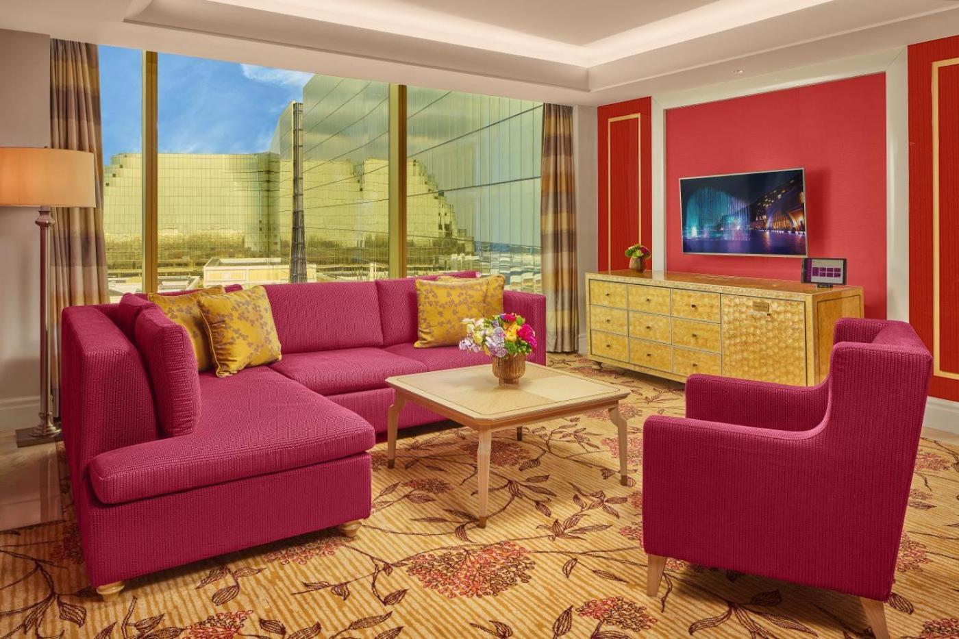 Hotel Okada Manila à Pasay Extérieur photo A living room in a suite at Wynn Las Vegas